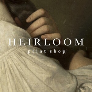 Op de afbeelding: Een close-up van een schilderij van een vrouwenhand die een lok haar vasthoudt. De tekst "HEIRLOOM printshop" is over de afbeelding gelegd.