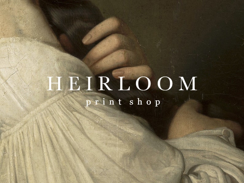 Op de afbeelding: Een close-up van een schilderij van een vrouwenhand die een lok haar vasthoudt. De tekst "HEIRLOOM printshop" is over de afbeelding gelegd.