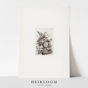 K&ouml;nnte beinhalten: Eine Schwarzwei&szlig;-Vintage-Illustration einer Vase voller Blumen. Die Vase steht auf einem Sockel und die Blumen sind symmetrisch angeordnet.