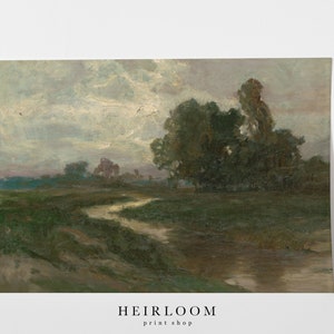 Könnte beinhalten: Ein Gemälde einer Landschaft mit einem gewundenen Fluss, der durch ein Feld mit grünem Gras fließt. Der Himmel ist bewölkt und die Bäume sind vor dem Horizont silhouettiert.