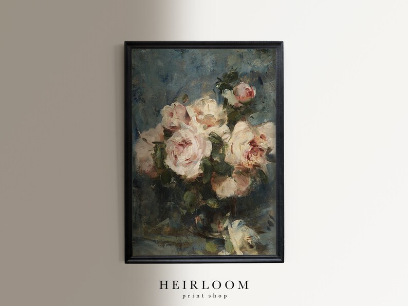 Op de afbeelding: Een ingelijst bloemstilleven schilderij. Het kunstwerk toont een boeket lichtroze en witte rozen in een donkere vaas tegen een blauwgroene achtergrond. De lijst is zwart. De tekst "HEIRLOOM print shop" staat onderaan.