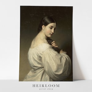 Op de afbeelding: Een schilderij van een vrouw met lang donker haar, die een witte jurk draagt met grote, pofmouwen. Ze kijkt naar haar haar, dat ze in haar hand houdt.