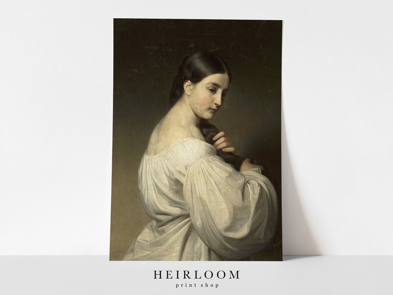 Op de afbeelding: Een schilderij van een vrouw met lang donker haar, die een witte jurk draagt met grote, pofmouwen. Ze kijkt naar haar haar, dat ze in haar hand houdt.