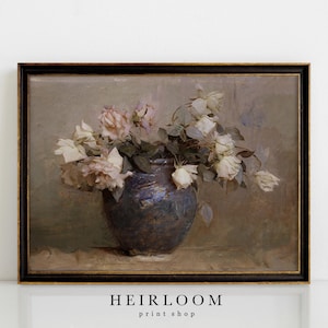 Puede incluir: Pintura de estilo antiguo de un arreglo floral. Un jarr&oacute;n azul oscuro contiene rosas blancas y rosas con hojas verdes. La pintura est&aacute; en un marco negro, con el texto "HEIRLOOM print shop" en la parte inferior.