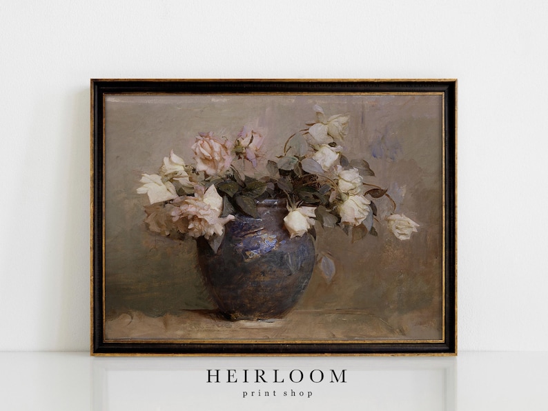 Puede incluir: Pintura de estilo antiguo de un arreglo floral. Un jarr&oacute;n azul oscuro contiene rosas blancas y rosas con hojas verdes. La pintura est&aacute; en un marco negro, con el texto "HEIRLOOM print shop" en la parte inferior.