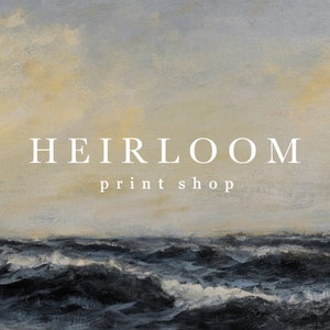 K&ouml;nnte beinhalten: Ein Gem&auml;lde im antiken Stil, das eine st&uuml;rmische See mit dunklen, wogenden Wellen zeigt. Der Text "HEIRLOOM print shop" ist in Wei&szlig; &uuml;ber dem Bild zu sehen. Das Kunstwerk erinnert an klassische maritime Kunst.
