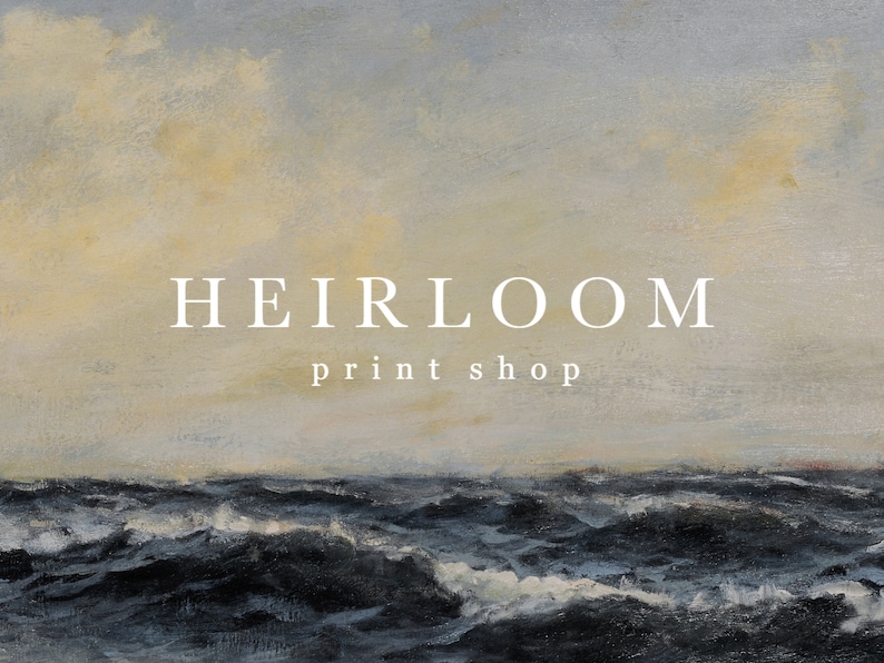 K&ouml;nnte beinhalten: Ein Gem&auml;lde im antiken Stil, das eine st&uuml;rmische See mit dunklen, wogenden Wellen zeigt. Der Text "HEIRLOOM print shop" ist in Wei&szlig; &uuml;ber dem Bild zu sehen. Das Kunstwerk erinnert an klassische maritime Kunst.