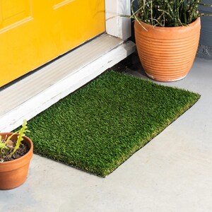 Synthetic Fescue Green Grass Mat, Washable Indoor/Outdoor Rug image 3