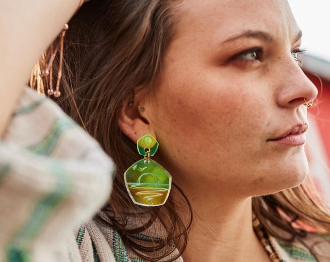 Laser cut acrylic earrings-sunset line drawing earrings-sunrise acrylic earrings-iridescent earrings-light weight acrylic earrings-statement
