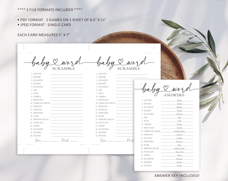 Puede incluir: Dos tarjetas de juego de baby shower imprimibles con el t&iacute;tulo "Baby Word Scramble". Cada tarjeta tiene una lista de 20 palabras para descifrar. Se incluye una tarjeta de respuesta separada con el t&iacute;tulo "Baby Word Answers" y una lista de 20 palabras.