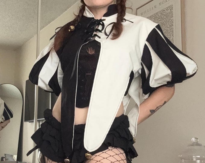 Featured listing image: Jester Shrug with lindersherft puff sleeves