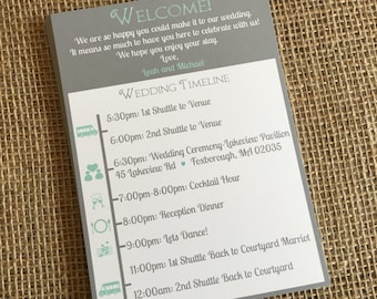 Peut inclure: Une carte de chronologie de mariage grise et blanche avec un message de bienvenue et une liste des événements de la journée. La carte comprend des icônes pour une navette, un couple, une coupe de champagne, une assiette avec une fourchette et un couteau, et un couple dansant. Le texte sur la carte comprend le lieu, l'heure et l'adresse de la cérémonie de mariage.