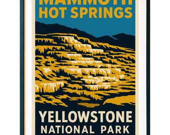 Könnte beinhalten: Gerahmter Kunstdruck mit einem Vintage-Reiseplakat-Design. Das Poster zeigt den Text "Mammoth Hot Springs" über einer stilisierten Illustration der Quellen in Gelb- und Brauntönen, vor einem dunkelblauen Himmel. Der Text "Yellowstone National Park" befindet sich unten.