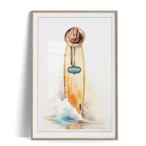 Pu&ograve; includere: Una tavola da surf vintage con un cappello da cowboy marrone in cima. La tavola da surf &egrave; dipinta con un cartello blu e bianco che dice "Prairie Creek Surfboards". La tavola da surf &egrave; in piedi nell'acqua con un'onda che si infrange dietro di essa.
