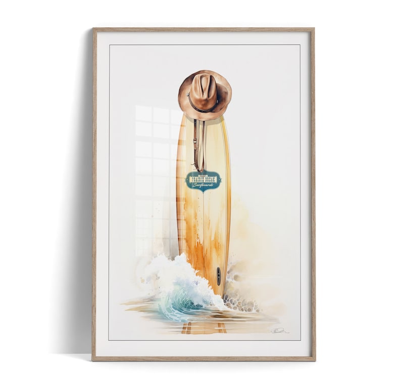 Pu&ograve; includere: Una tavola da surf vintage con un cappello da cowboy marrone in cima. La tavola da surf &egrave; dipinta con un cartello blu e bianco che dice "Prairie Creek Surfboards". La tavola da surf &egrave; in piedi nell'acqua con un'onda che si infrange dietro di essa.