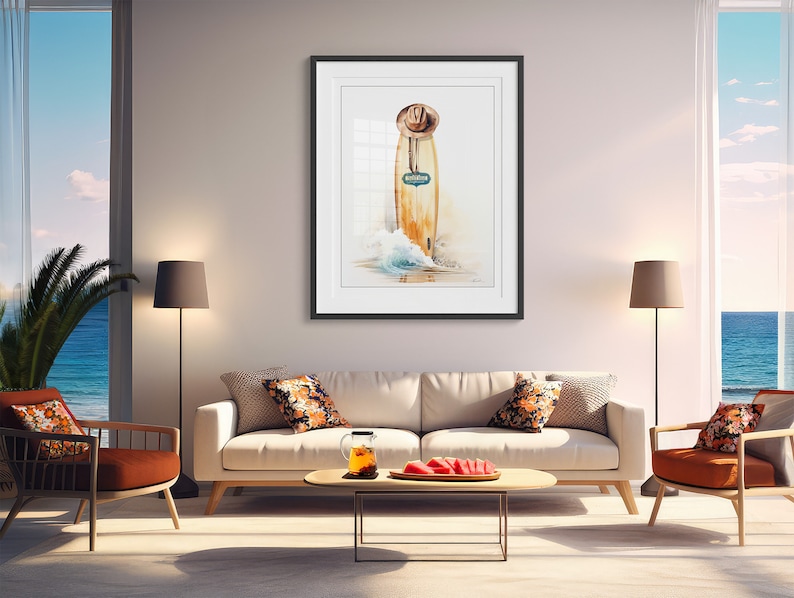 Pu&ograve; includere: Un dipinto ad acquerello incorniciato di una tavola da surf con un cappello da cowboy in cima, in piedi sulle onde dell'oceano. La tavola da surf ha un cartello che dice "Benvenuti".