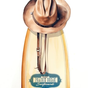 Pu&ograve; includere: Una tavola da surf in stile vintage con un cappello da cowboy in pelle marrone appeso. La tavola da surf &egrave; dipinta di giallo e ha il testo "Prairie Break Surfboards" in blu e bianco in basso.