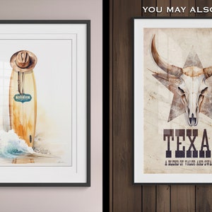 Pu&ograve; includere: Due stampe incorniciate, una con un dipinto ad acquerello di una tavola da surf con un cappello da cowboy in cima, e l'altra con un dipinto ad acquerello di un teschio di toro con una stella e il testo "Texas, A blend of valor and swagger."