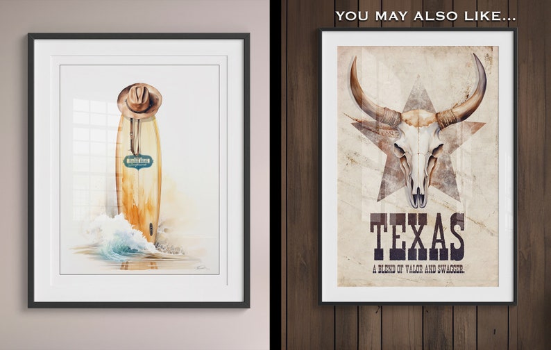 Pu&ograve; includere: Due stampe incorniciate, una con un dipinto ad acquerello di una tavola da surf con un cappello da cowboy in cima, e l'altra con un dipinto ad acquerello di un teschio di toro con una stella e il testo "Texas, A blend of valor and swagger."