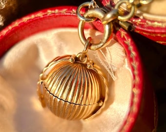 RESERVED ** Please do not buy *** Fab  18 carat gold orb/ball locket, dating from the art deco era
