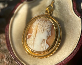 A mid-Victorian shell cameo pendant, set in 15 carat gold, circa 1860s