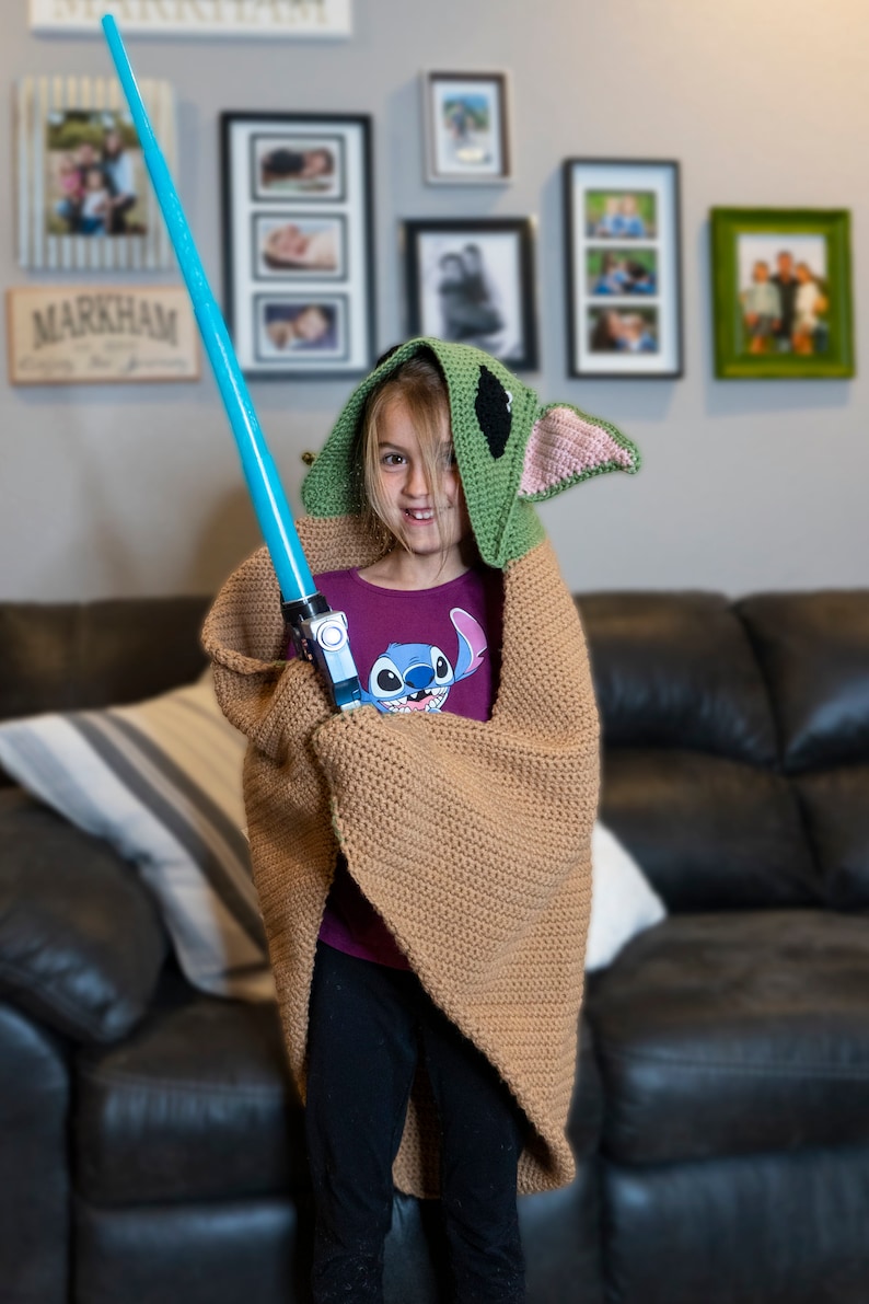Baby Yoda Hooded Blanket Crochet Pattern image 2