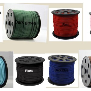 Op de afbeelding: Spoelen met su&egrave;de koord in verschillende kleuren, waaronder grijs, donkergroen, rood, roze, aqua, zwart, donkerblauw en bruin.