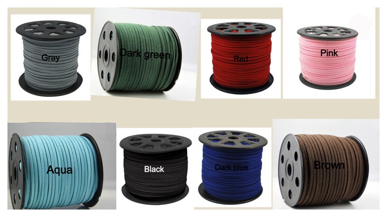 Op de afbeelding: Spoelen met su&egrave;de koord in verschillende kleuren, waaronder grijs, donkergroen, rood, roze, aqua, zwart, donkerblauw en bruin.