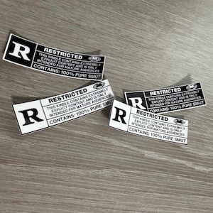 以下が含まれることがあります： 「RESTRICTED」の文字と「R」の文字が入った白黒のステッカーが4枚。ステッカーには「THIS KINDLE CONTAINS EXTREMELY EXPLICIT CONTENT AND IS ONLY INTENDED FOR MATURE AUDIENCES. CONTAINS: 100% PURE SMUT.」の文字も含まれています。