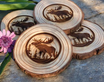 Elch gravierte Live Edge Holzuntersetzer Set - Perfektes Geschenk für Hochzeit, Verlobung, Jubiläum Holz