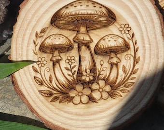 Gravierte Live Edge Holzuntersetzer: Pilz- und Blumendesign