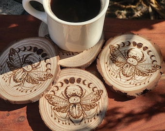 Skarabäus Käfer Gravierte Live Edge Holzuntersetzer Set - Perfektes Geschenk für Hochzeit, Verlobung, Jubiläum Holz