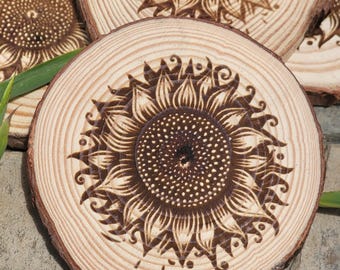 Gravierte Sonnenblumen Holzuntersetzer Set - Live Edge Hochzeitsgeschenk