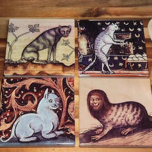 Posavasos de cerámica medievales con diseño de gato, juego de 4 piezas con base antideslizante de corcho. imagen 1