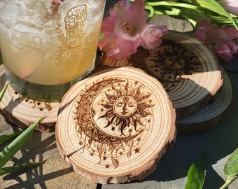 Mond und Sonne Sternennacht gravierte Live Edge Holzuntersetzer Set - Perfektes Geschenk für Hochzeit, Verlobung, Jubiläum Holz