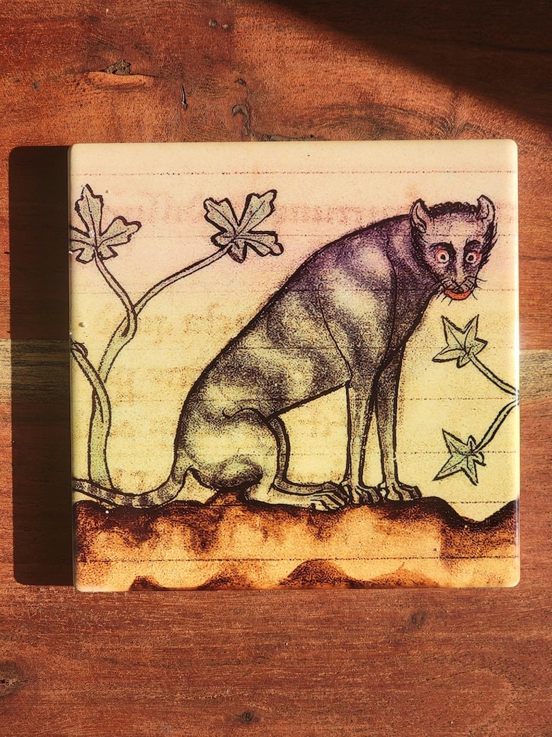 Puede incluir: Azulejo cer&aacute;mico cuadrado con una ilustraci&oacute;n estilizada de una criatura felina sentada con una larga cola. La obra de arte est&aacute; en tonos de morado, marr&oacute;n y verde, con elementos vegetales. El azulejo tiene una est&eacute;tica vintage.