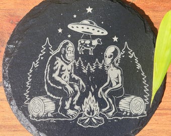 Laser gravierte Big Foot & Alien Schiefer Untersetzer: Rustikales Bar Dekor