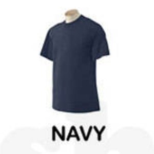 Puede incluir: Cinco camisetas de diferentes colores: ceniza, negro, azul marino, blanco y rojo. Las camisetas son todas del mismo estilo, con mangas cortas y cuello redondo.