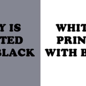 Op de afbeelding: Een gesplitst beeld dat de tekst "GRAY IS PRINTED WITH BLACK" op een grijze achtergrond en "WHITE IS PRINTED WITH BLACK" op een witte achtergrond laat zien.
