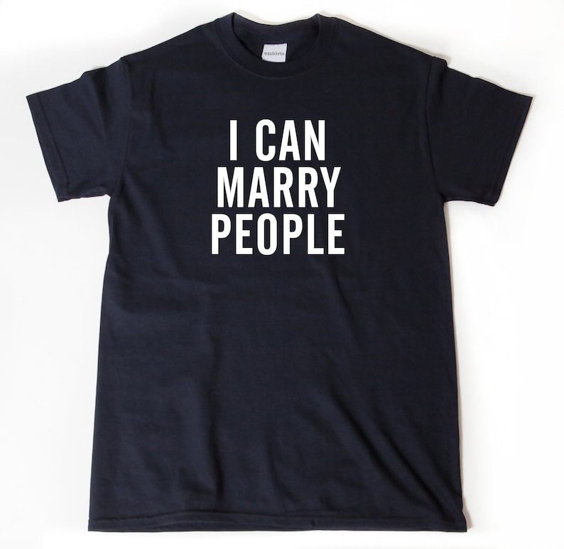Puede incluir: Camiseta negra con texto blanco que dice "Puedo casarme con personas".