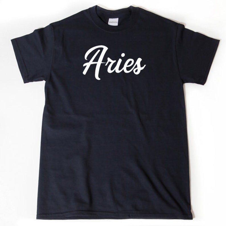 K&ouml;nnte beinhalten: Ein schwarzes T-Shirt mit dem Wort "Aries" in wei&szlig;er Kursivschrift.