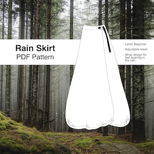 Op de afbeelding: Een wit regenrokpatroon met de tekst "Rain Skirt PDF Pattern". Het ontwerp heeft een verstelbare taille en een wikkelontwerp voor layering. Het patroon is geschikt voor beginners. De achtergrond toont een boslandschap.