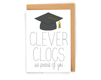 Tarjeta de graduación divertida para hija, hijo o amigo - Clever Clogs ¡Qué orgullosos estamos de ti! - Tarjeta de felicitación escrita a mano - Resultados de exámenes