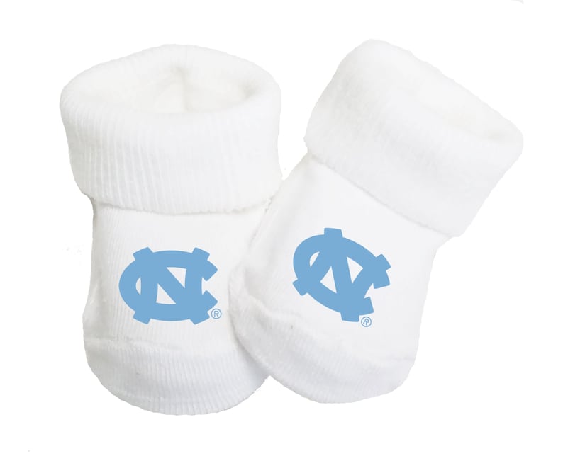 Calcetines tipo botita para bebé con licencia universitaria de los UNC Tar Heels de North Carolina (0 a 9 meses) imagen 1