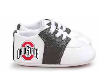Zapatos de bebé para bebés que empiezan a caminar y que apoyan a los aficionados de los Ohio State Buckeyes.