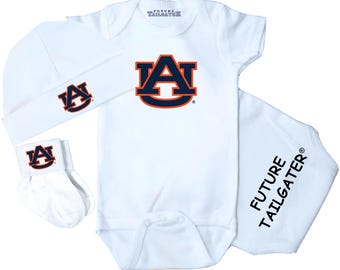 Conjunto de regalo de ropa de bebé de 3 piezas con licencia universitaria de los Auburn Tigers, ideal para la ocasión.