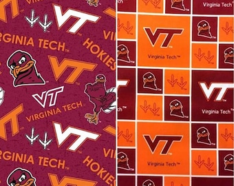 Puede incluir: Una tela con un patrón repetido del logotipo de Virginia Tech, un pájaro Hokie marrón y naranja, y las palabras "Virginia Tech" y "Hokies".
