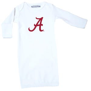 Pu&ograve; includere: Tutina bianca per neonati con maniche lunghe. Presenta un grande logo "A" cremisi sul davanti. Il testo "FUTURE TAILGATER" &egrave; stampato sul girocollo. Un outfit comodo per un giovane tifoso.