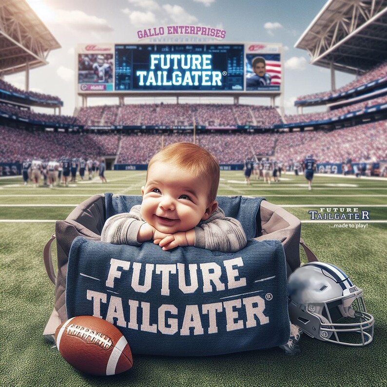 Pu&ograve; includere: Un bambino sorridente in un marsupio blu e grigio con la scritta "FUTURE TAILGATER" sul davanti. Un pallone da football e un casco argentato sono su un campo da football. Lo sfondo mostra uno stadio.