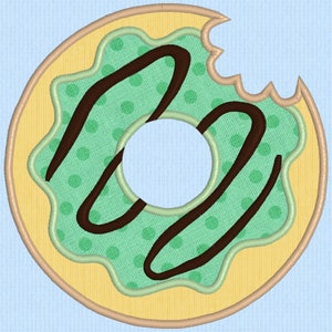 Op de afbeelding: Een groene en bruine donut met witte sprinkles en een hap eruit. De donut is op een lichtblauwe achtergrond.